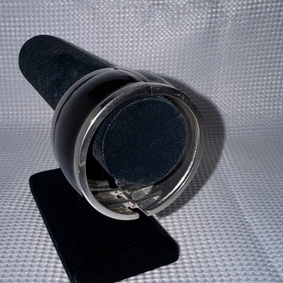 unbranded Jewelry - Vintage Black & Silver Hinged Cuff Bracelet Enamel Silver Tone 8” x 1.5”